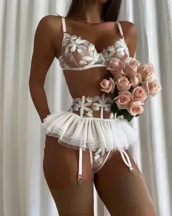 Bride's Romantic White Lingerie Set Sexy Underwear 3-Piece And Hold-Ups