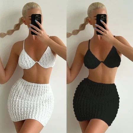 Ensfarget bikini og strandskjørt