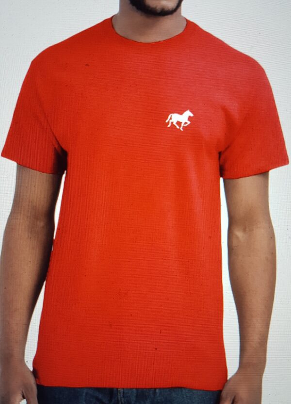 Rød unisex T-skjorte hvit hest