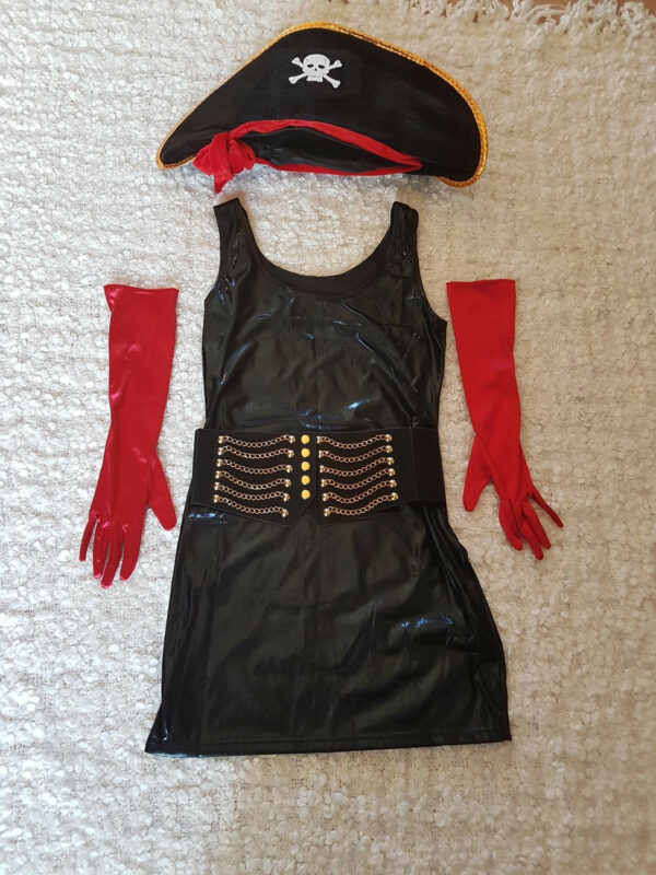 Piratkostyme med kjole blte hansker og hatt