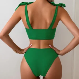 Ensfarget bikini og matchende strandskjørt grønn b