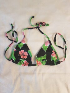 Blomstret sort bikini overdel