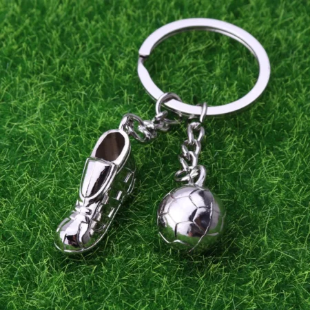 Sølvfarget nøkkelring med fotball anheng bag key-chain football pendant