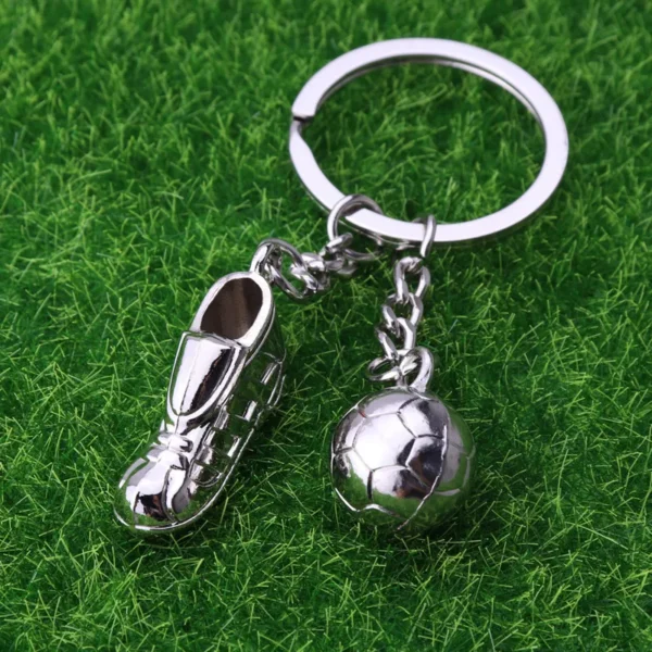 Sølvfarget nøkkelring med fotball anheng bag key-chain football pendant