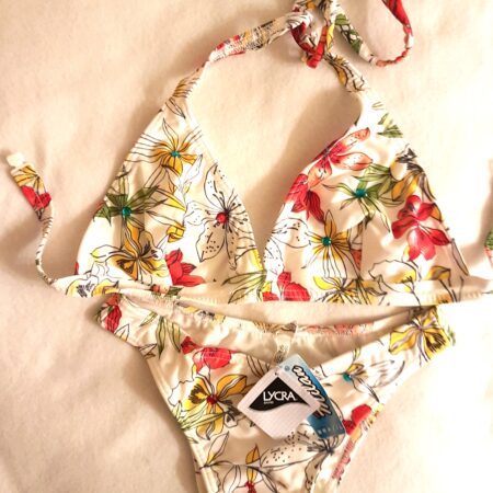 Hvit blomstret bikini