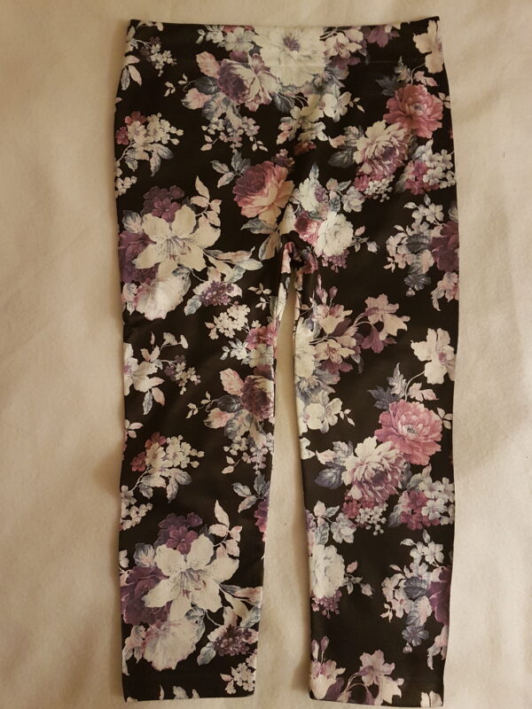Mørk lilla blomstret legging