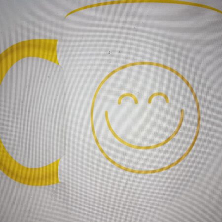 Kopp med smiley trykk hvit og gul