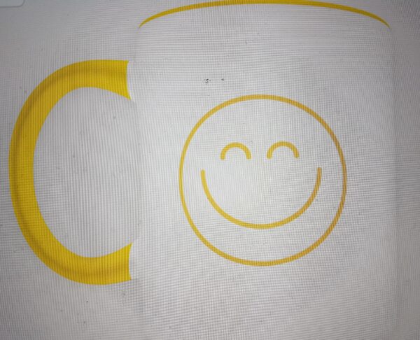 Kopp med smiley trykk hvit og gul