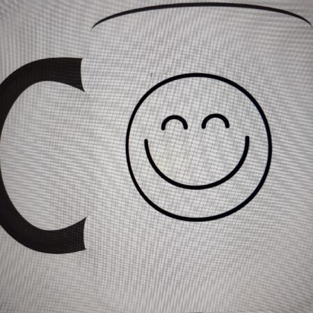 Stor kaffekopp med smiley trykk hvit sort